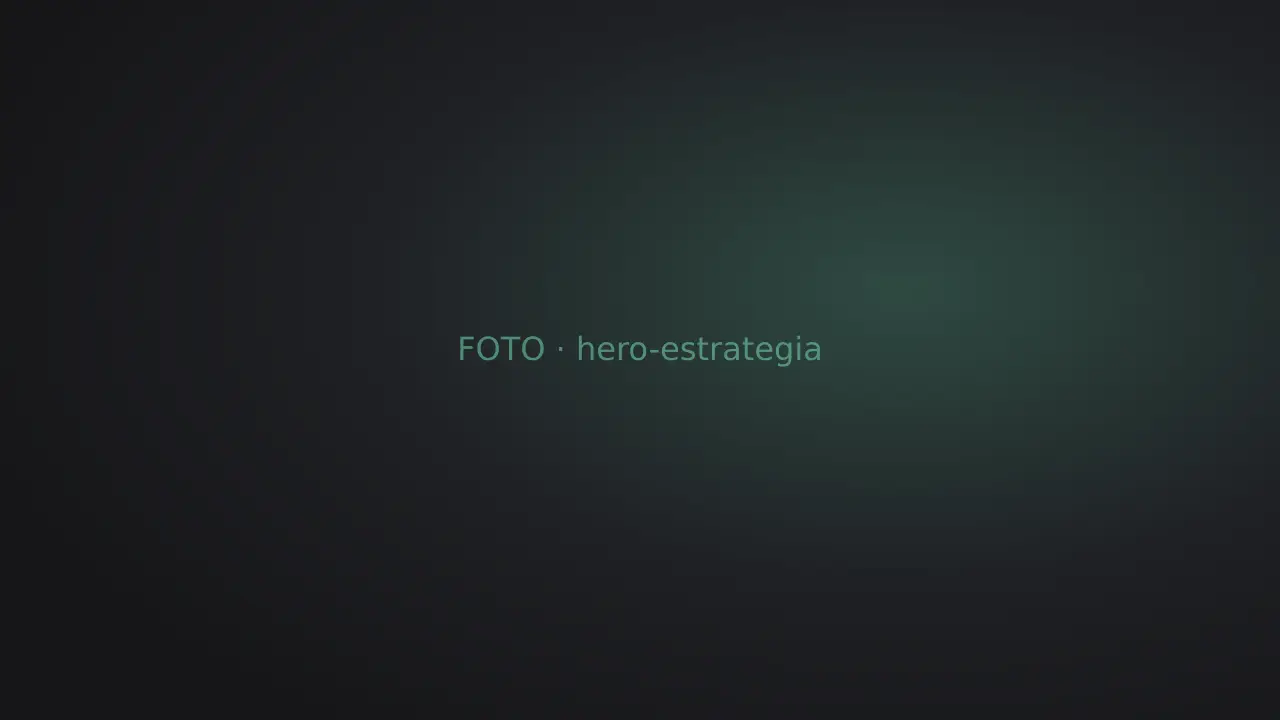 Estrategista diante de uma tela com gráficos de crescimento