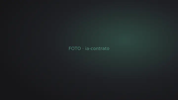 Advogado revisando um contrato com apoio de tecnologia