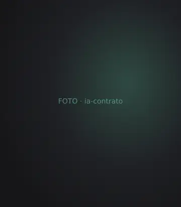 Advogado revisando um contrato no computador